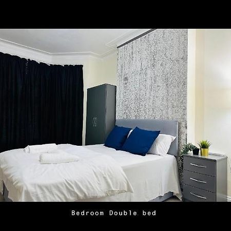 2 Bedroom Double Bed In East London Exterior photo