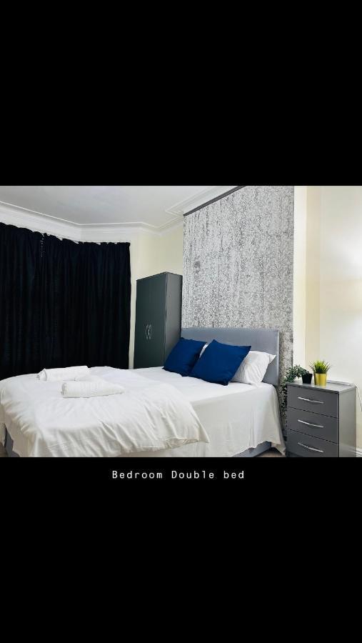 2 Bedroom Double Bed In East London Exterior photo