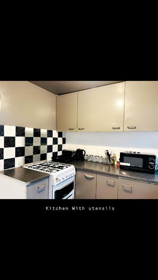 2 Bedroom Double Bed In East London Exterior photo