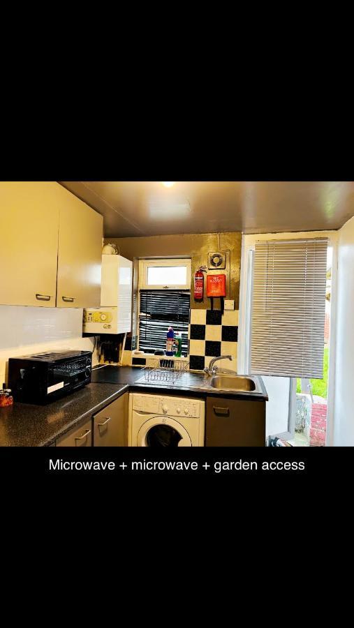 2 Bedroom Double Bed In East London Exterior photo